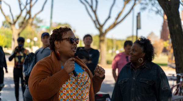 Frankye Payne, de MSA, habla en un acto ciclista en Chicago, Illinois.