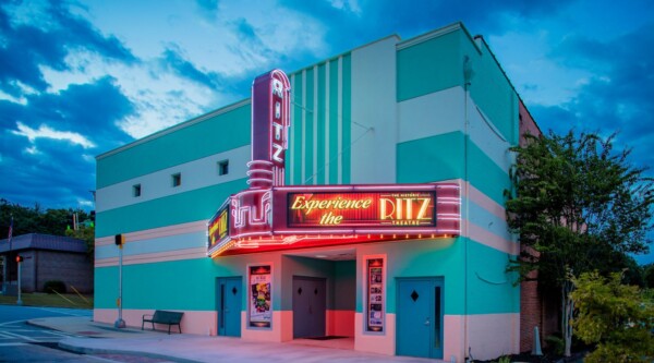 Fachada verde espuma de mar y turquesa con marquesina iluminada del teatro histórico Ritz en Toccoa, Georgia.