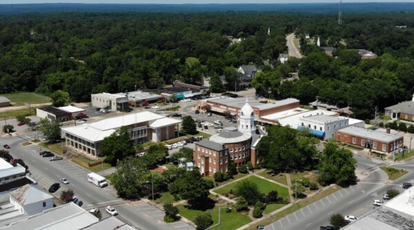 Vista aérea de la plaza del juzgado de Monroeville.