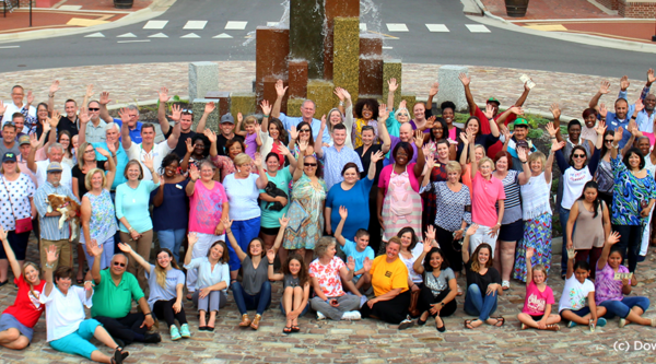 Miembros de la comunidad de Goldboro, NC, celebrando el centro de la ciudad.