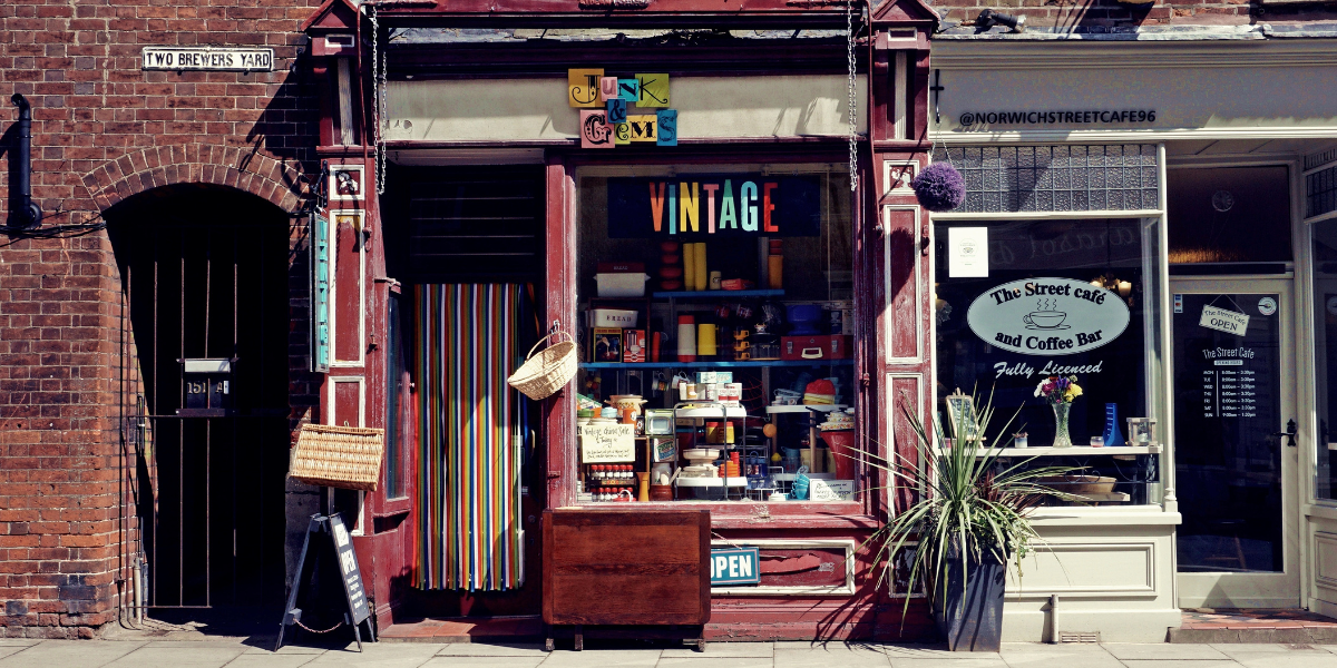 Fachada de tienda vintage en un edificio de ladrillo