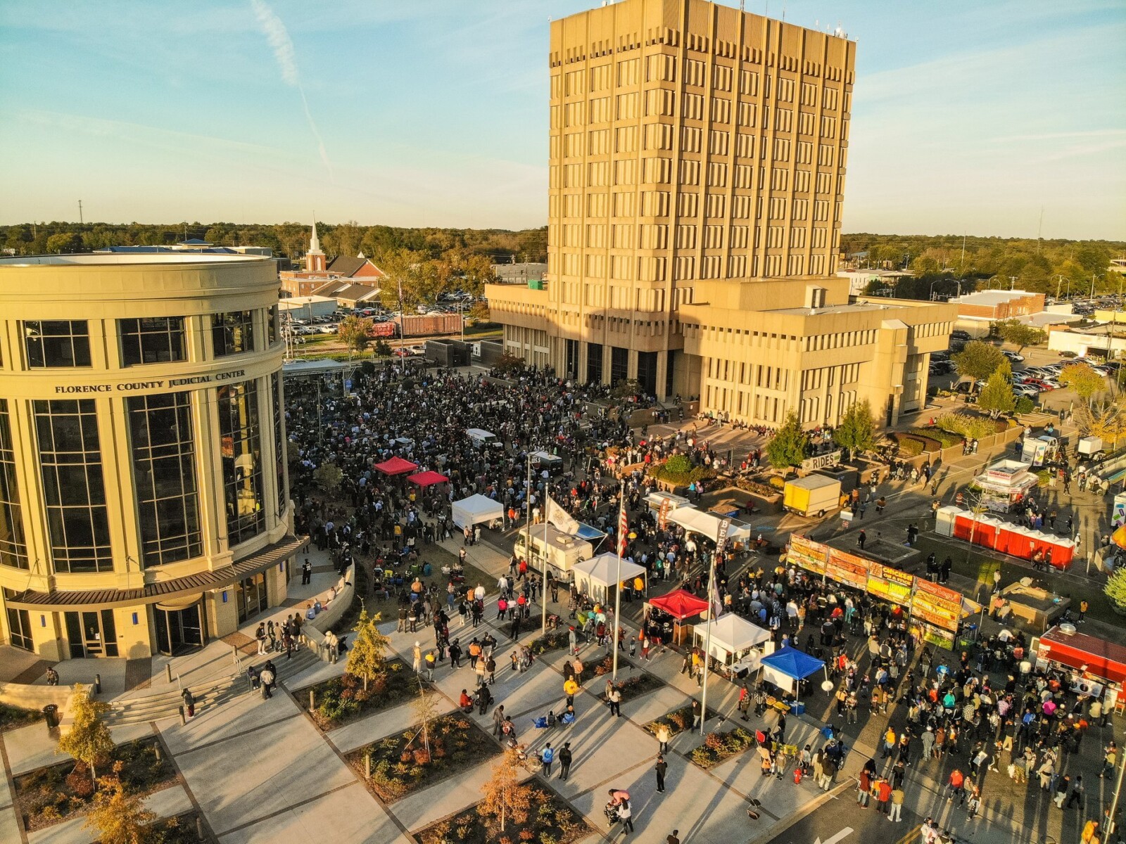 Multitud de asistentes al SC Pecan Fest en el centro de Florence, SC