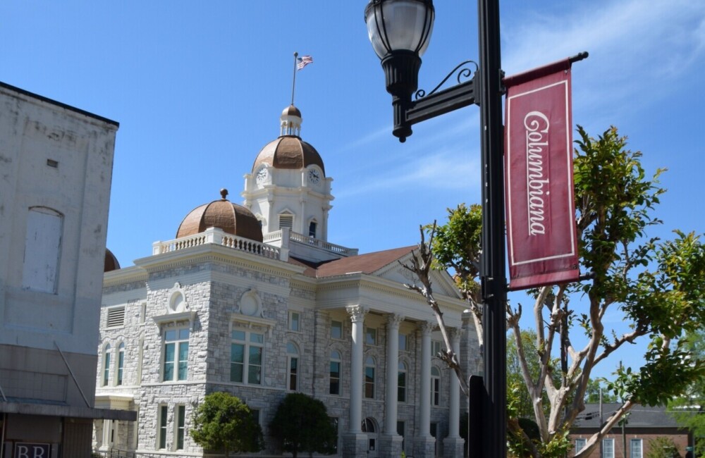 City hall building and street lamp with "Columbiana" banner