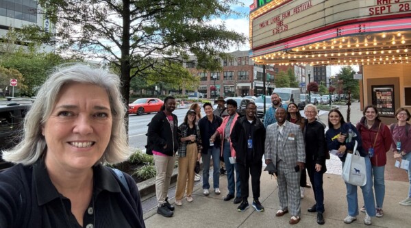 Lisa Mullins Thompson se toma un selfie con otros participantes en la conferencia