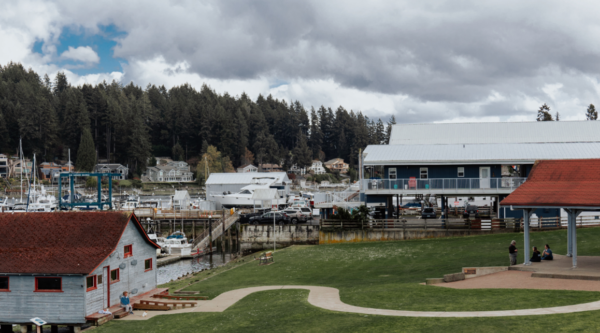 Muelles y cobertizos para embarcaciones en el paseo marítimo de Gig Harbor