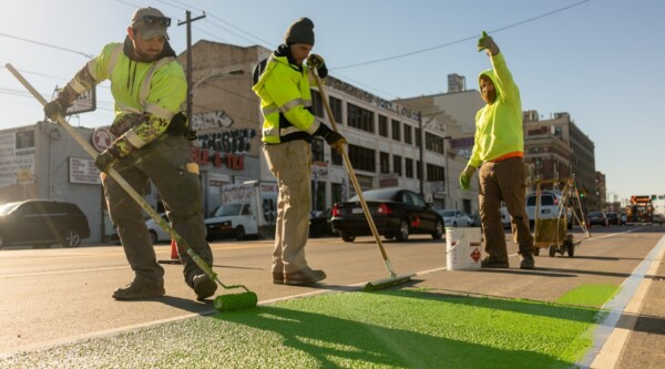 Trabajadores municipales pintando marcas en una calle