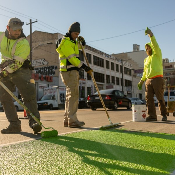 Trabajadores municipales pintando marcas en una calle