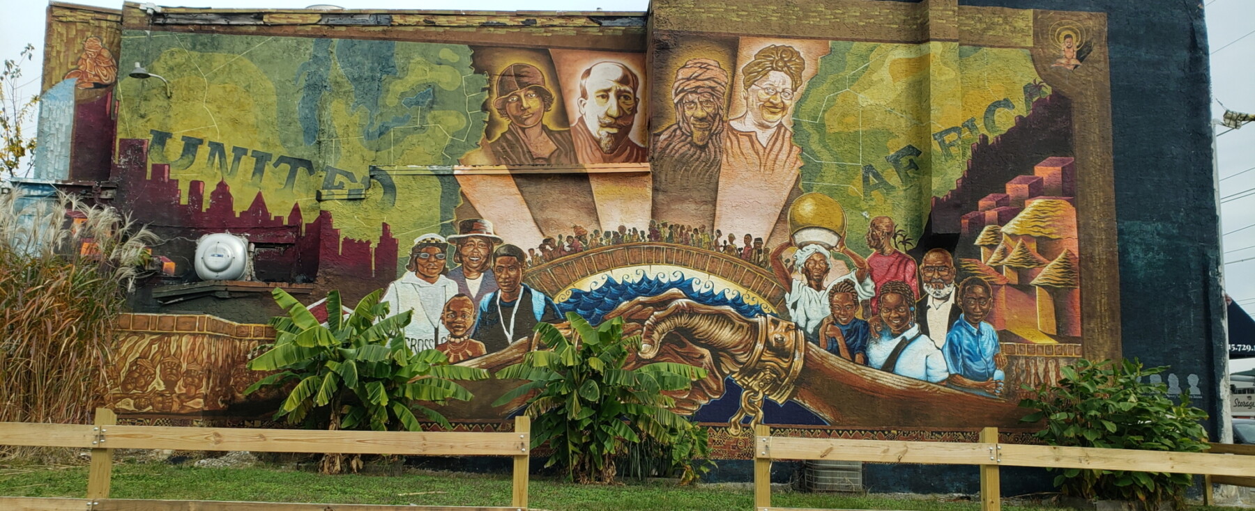 Un mural con figuras importantes de la historia de Africantowns