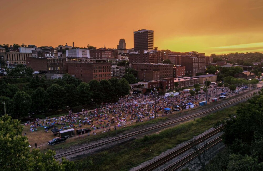 Vista aérea del centro de Lynchburg, Virginia, al atardecer.