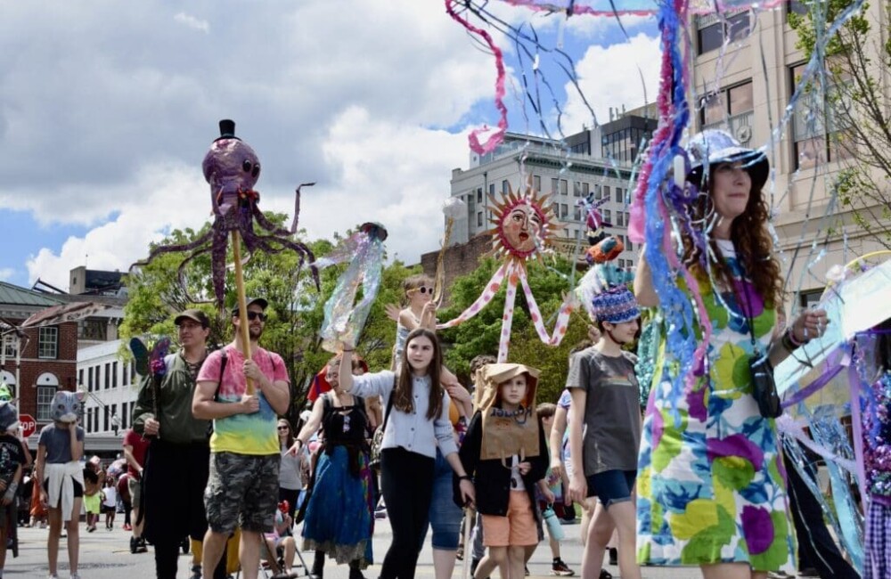 Roanoke Daisy Arts Parade en el centro de Roanoke, Virginia