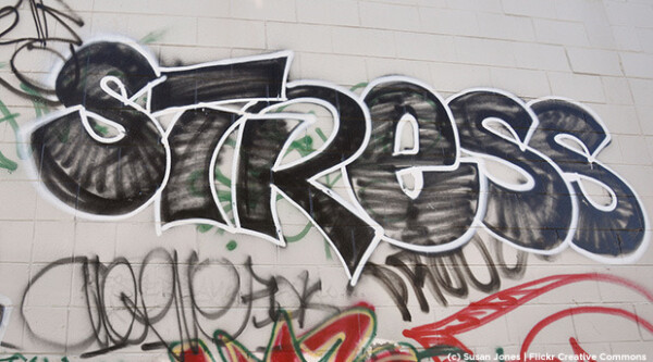 Graffiti con la leyenda "Stress" en un muro de piedra