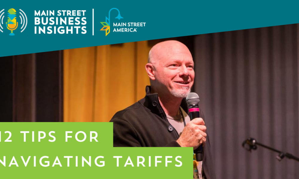 El presentador del podcast Matt Wagner habla por un micrófono delante de un podio. Delante de la imagen, texto: "12 consejos para navegar por los aranceles", con el logotipo de Main Street Business Insights y el de Main Street America.
