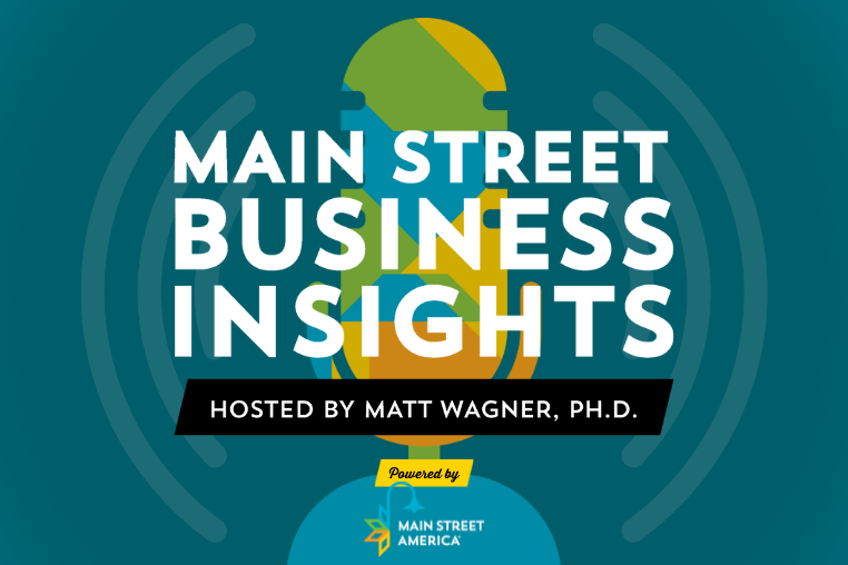 Lectura: "Main Street Business Insights: Hosted by Matt Wagner, Ph.D., Powered by Main Street America", una imagen con un micrófono multicolor con gráficos de ondas sonoras.