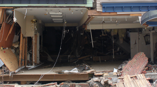 Un negocio destruido en el centro de Ellicott City tras las inundaciones de 2016.