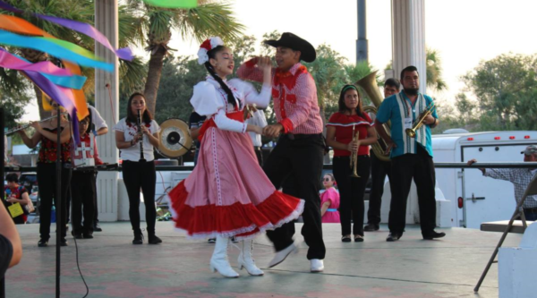 Bailarines y músicos con trajes típicos mexicanos