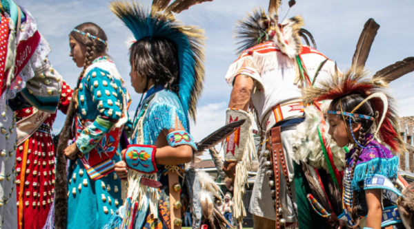 Miembros de la tribu Crow bailan danzas ceremoniales tradicionales para celebrar y compartir su patrimonio en el First People's Pow Wow de Sheridan, Wyoming.