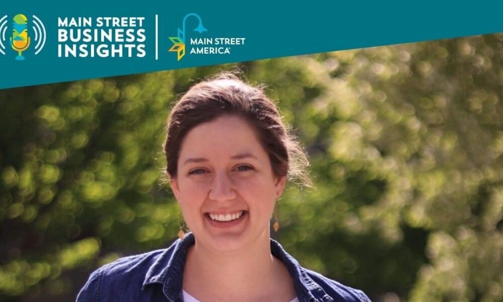 Imagen de una mujer sonriendo. El texto en primer plano dice "Main Street Business Insights".