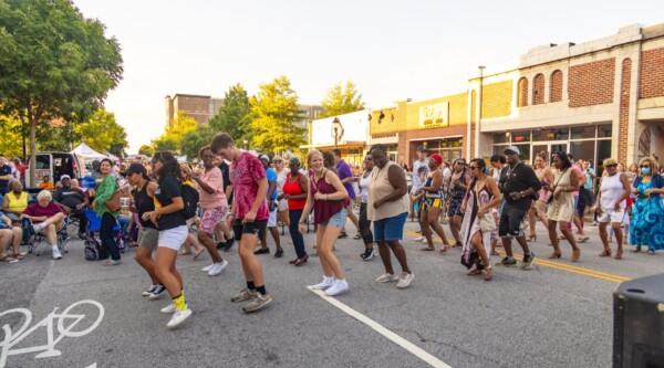 Gente bailando en la calle en Florence, Carolina del Sur.